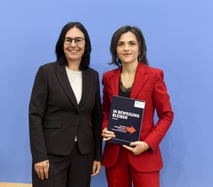 Prof. Dr. Marion Reiser und Staatsministerin Elisabeth Kaiser  bei der Vorstellung des Berichts in der Bundespressekonferenz 